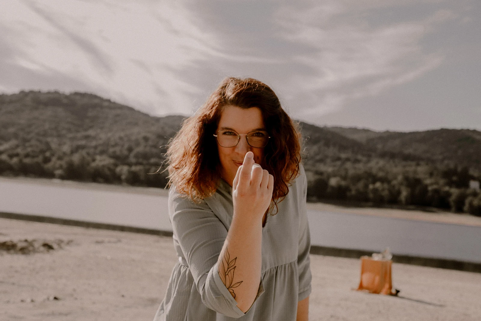 gladys savignol qui fait signe de venir vers elle